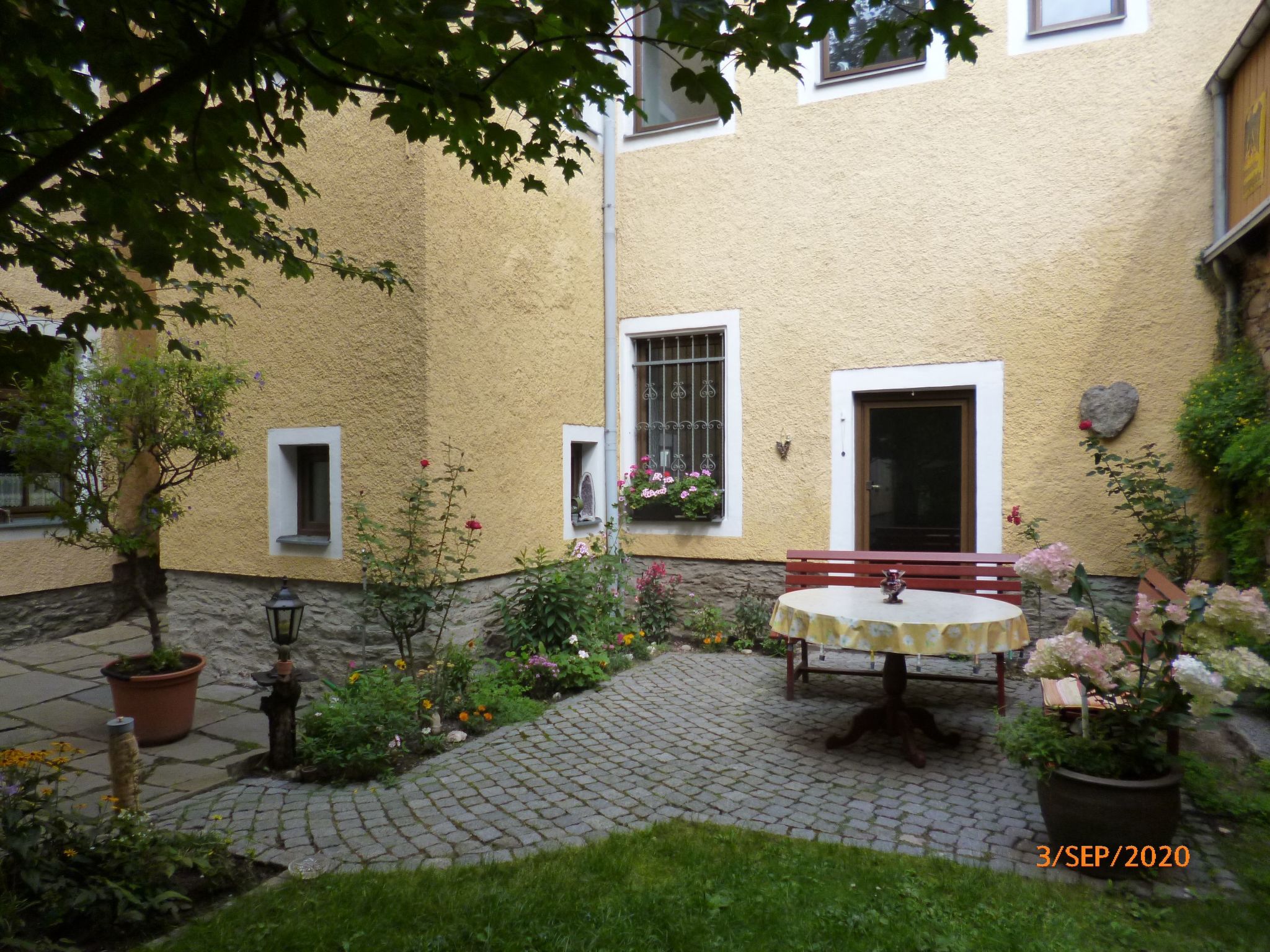 Im Vierseitenhof-Binnen