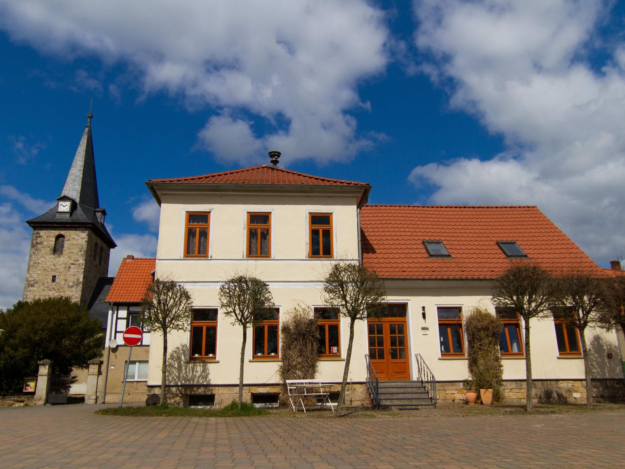 Urlaub am Harz!

Dieses große Ferienhaus für bis zu elf Personen steht im Zentrum des ruhigen Dorfes Radisleben, neben der alten Schule und der Kirche.

Es hat eine Wohnfläche von 190 qm, die sich ..