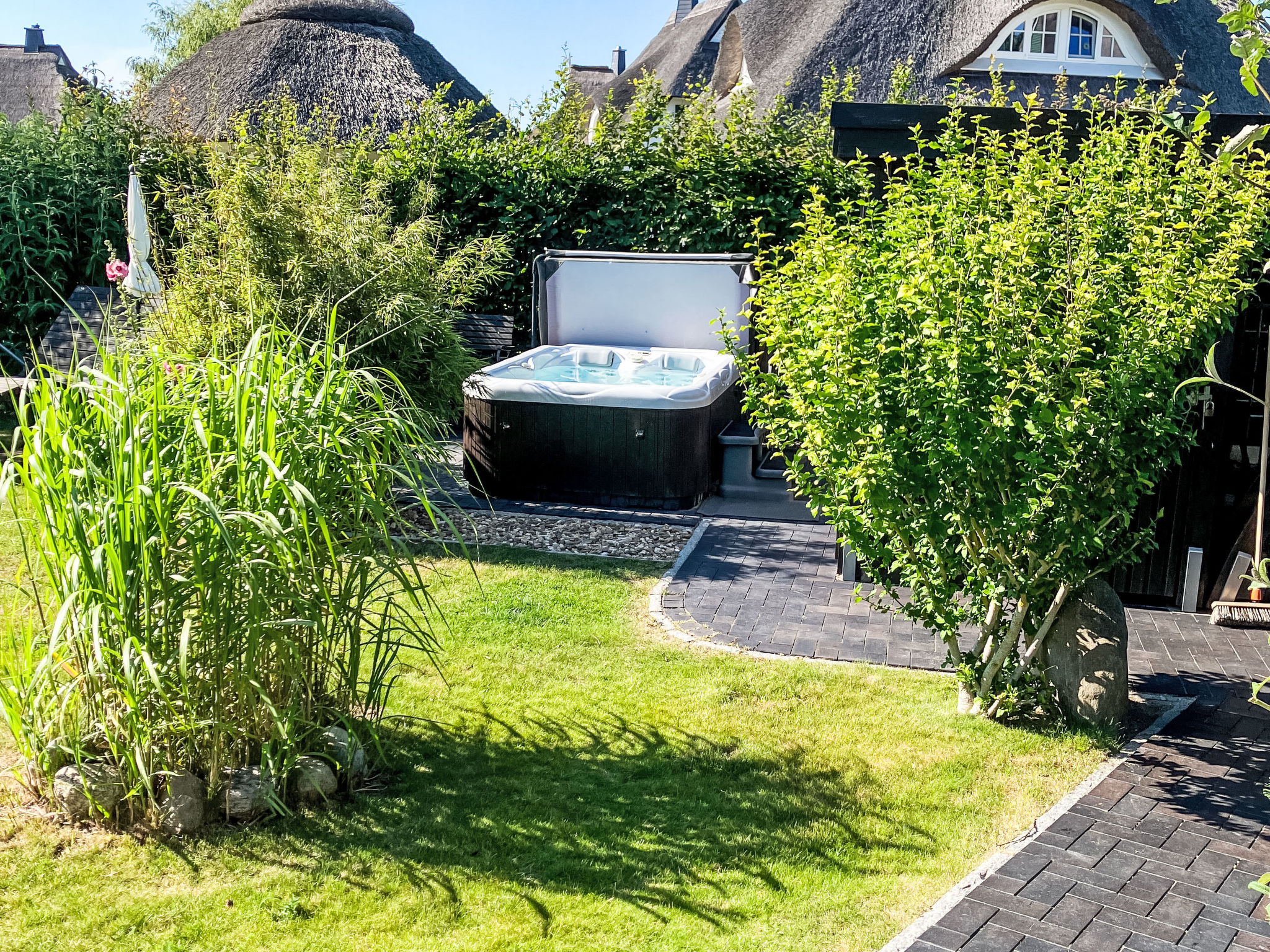 Reetdachhaus am Wasser mit Sauna, Außenwhirlpool - Buiten