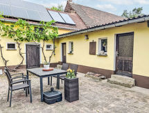 mit großem eingezäunten Garten