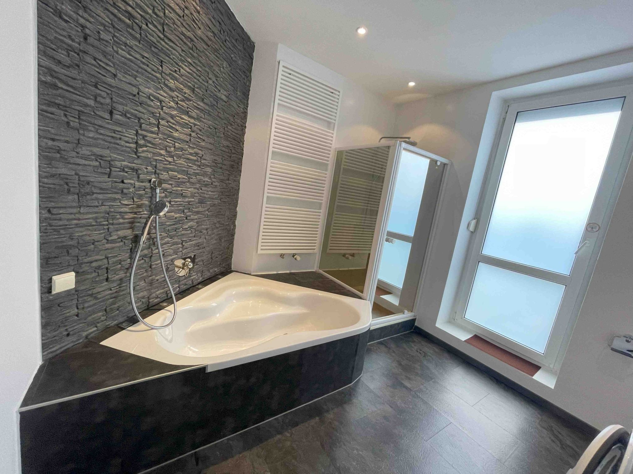 R111-Image-tags.info