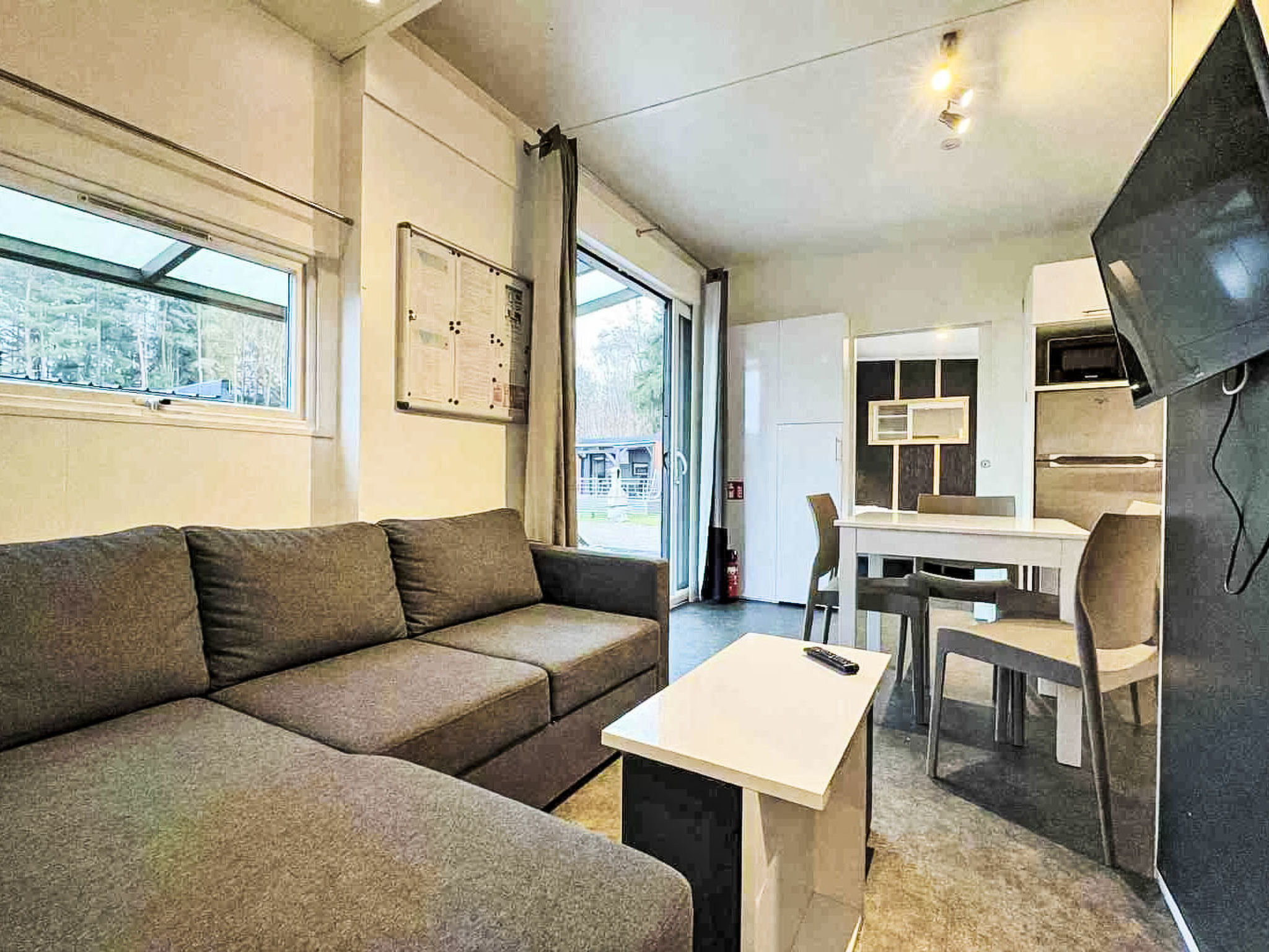 In Wackersdorf mit Whirlpool, Terrasse und Grill - Inside