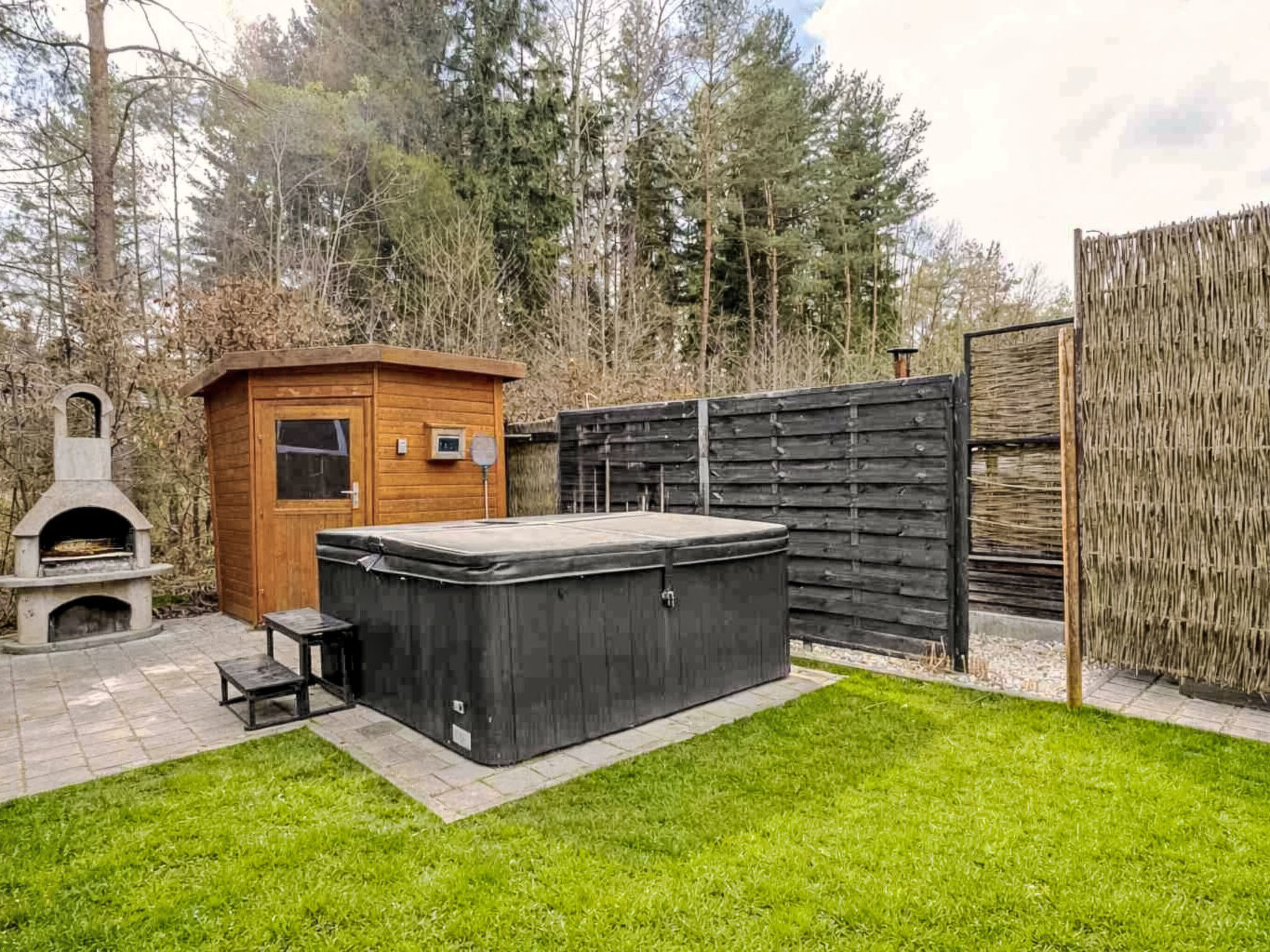 Schönes Ferienhaus in Wackersdorf mit Whirlpool und Terrasse