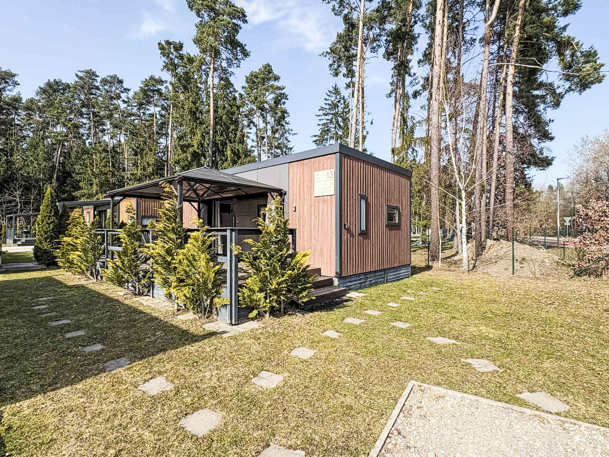 Beschreibung
Das Ferienhaus in Wackersdorf besitzt zwei Schlafzimmer, zwei tolle Badezimmer sowie einen großzügigen Wohn- / Essbereich mit Schlafcouch und ist für bis zu 5 Personen bestens geeignet..