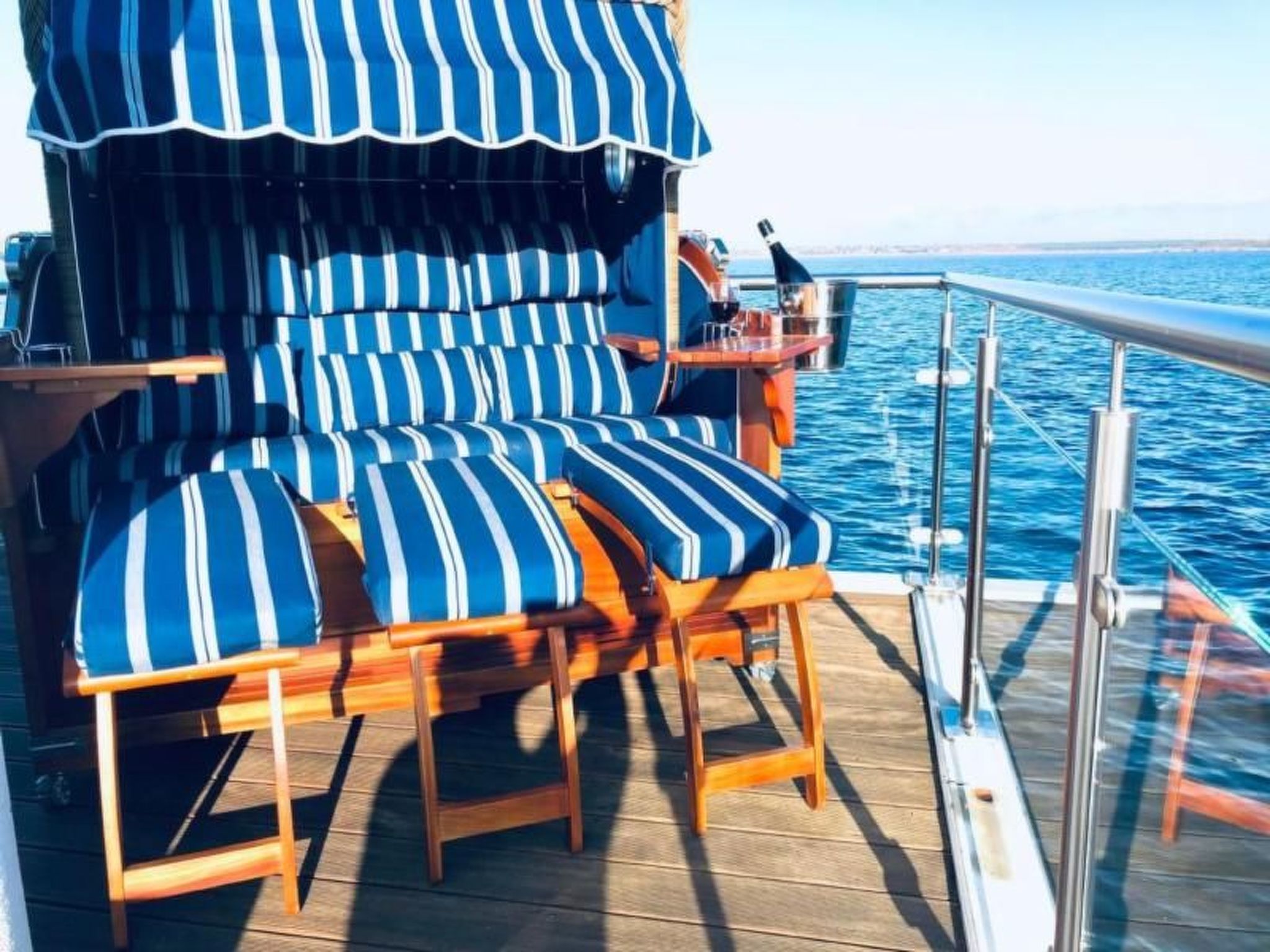 Living on the water is the dream of many people. In our floating house you will realise this dream. The house is located directly on the water with an underwater view of the huge lake. You have every ..