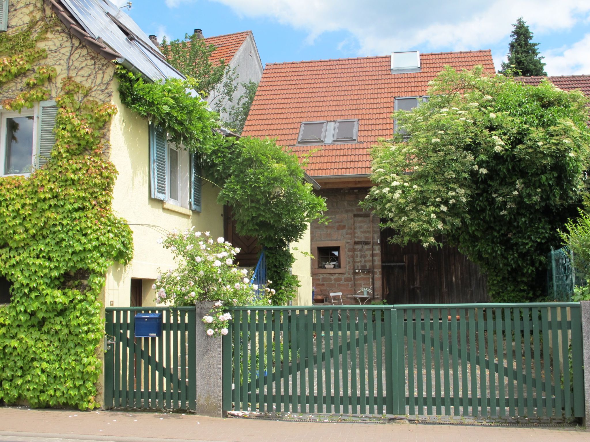 The Spessart holiday apartment in Straßbessenbach is situated between Aschaffenburg and Mespelbrunn, 10km from Aschaffenburg, access to the A3 Frankfurt-Würzburg.There is parking space opposite. The..