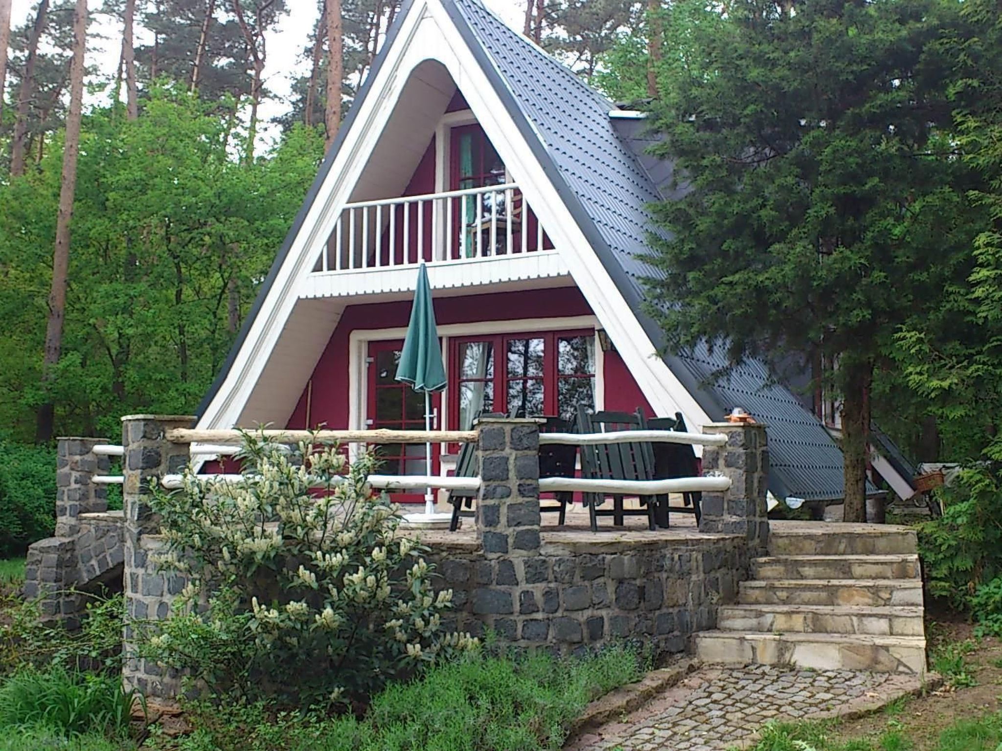 In ruhiger Lage am Waldrand mit Terrasse und großem Grundstück-Binnen