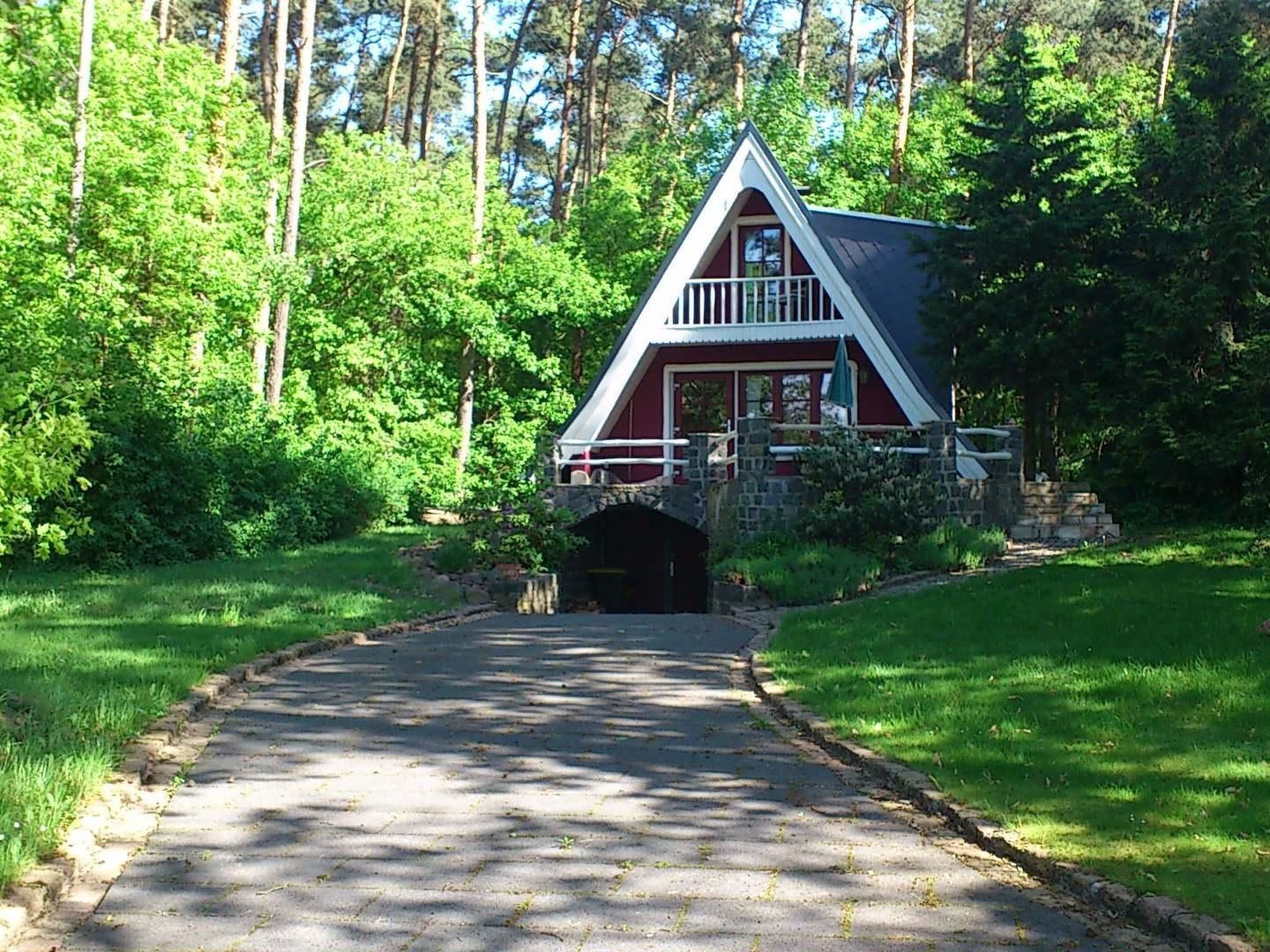In ruhiger Lage am Waldrand mit Terrasse und großem Grundstück-Binnen