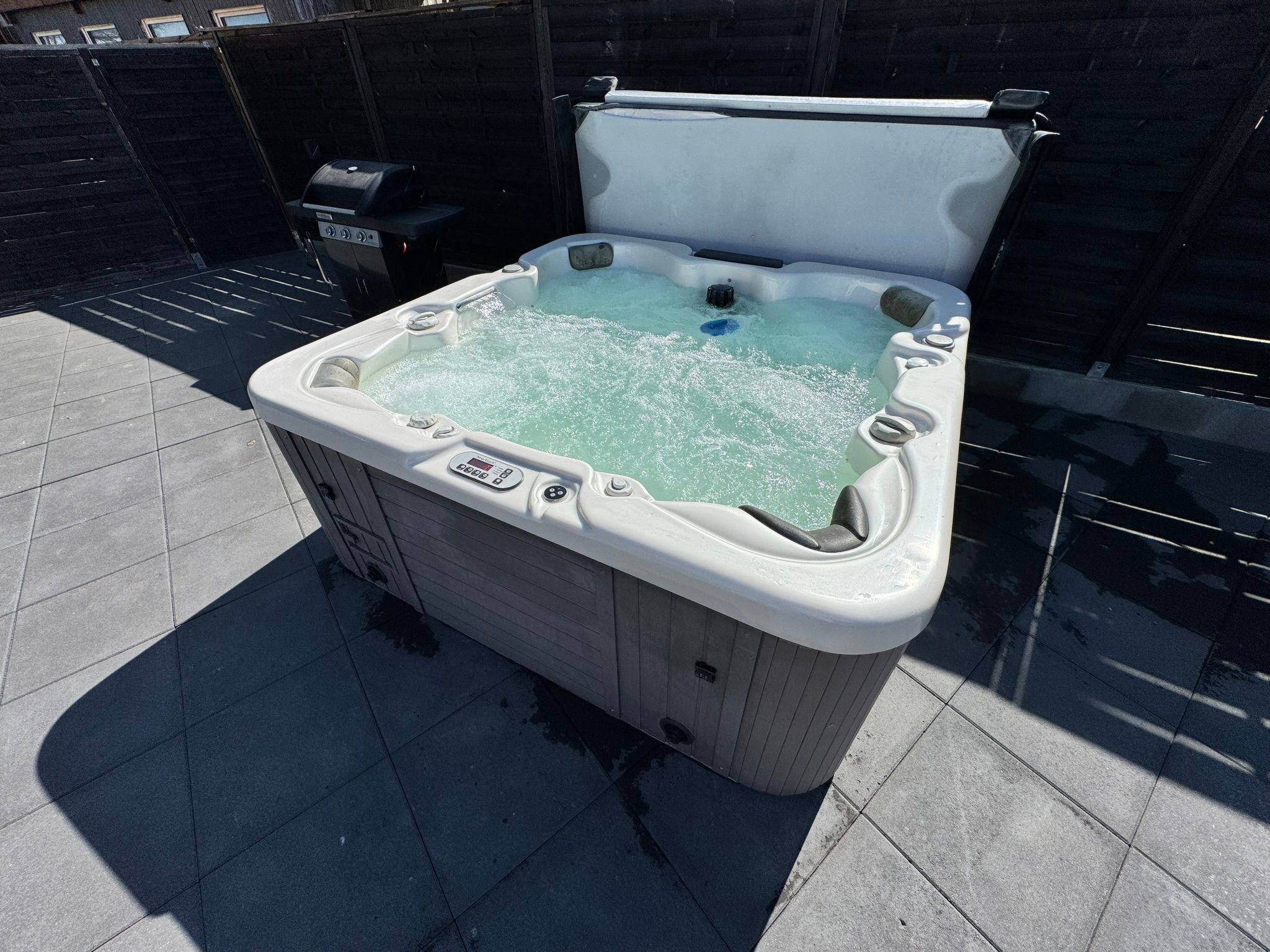 Mit privat Hottub und Klima.-Image-tags.info