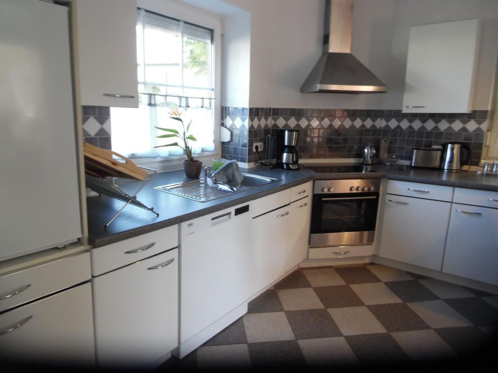 Mit Garten und Stellplatz-Binnen