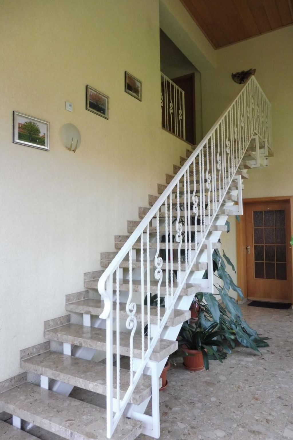 Nette Wohnung mit Garten, Grill und Pool-Drinnen