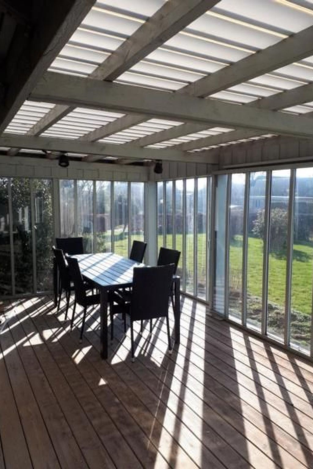 Schönes Ferienhaus mit Grill, Terrasse und Garten-Buiten