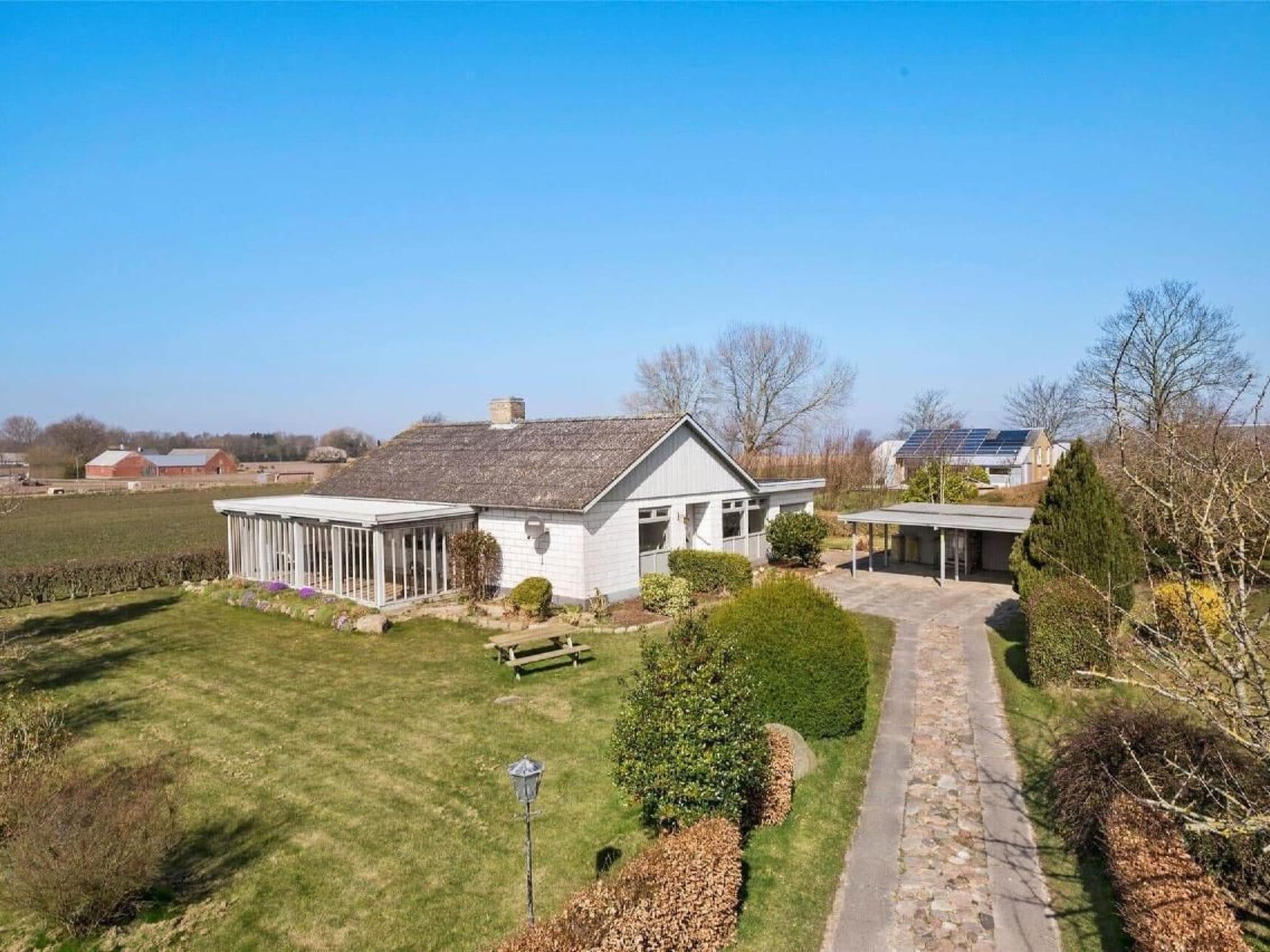 Schönes Ferienhaus mit Grill, Terrasse und Garten-Buiten