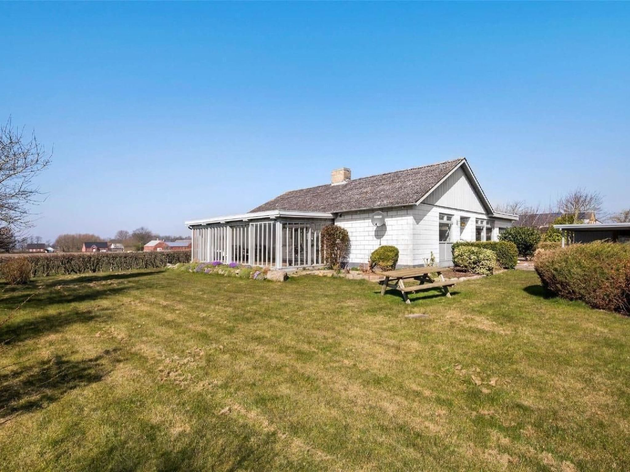 Schönes Ferienhaus mit Grill, Terrasse und Garten-Buiten