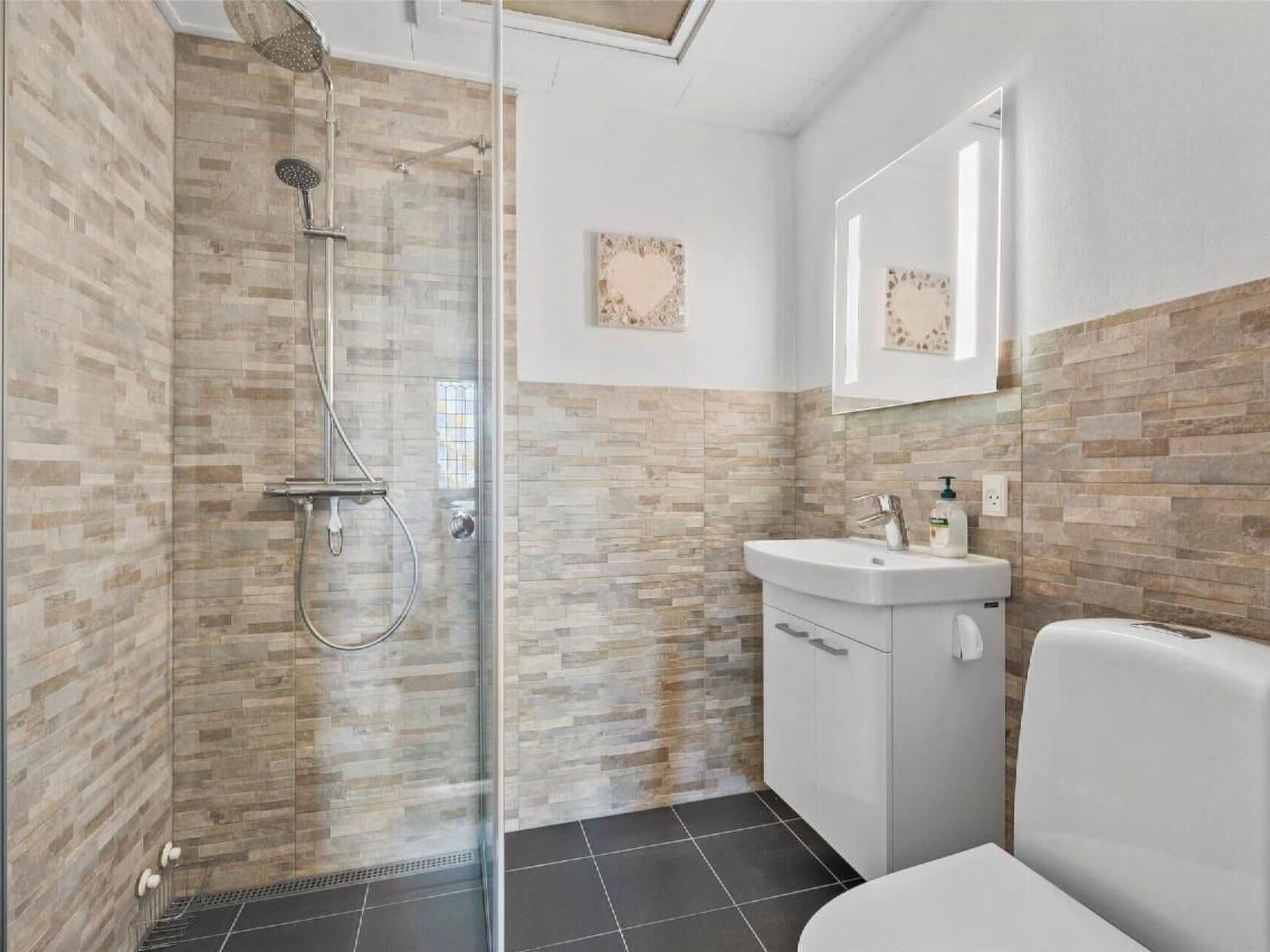 Schönes Ferienhaus mit Grill, Terrasse und Garten-Binnen