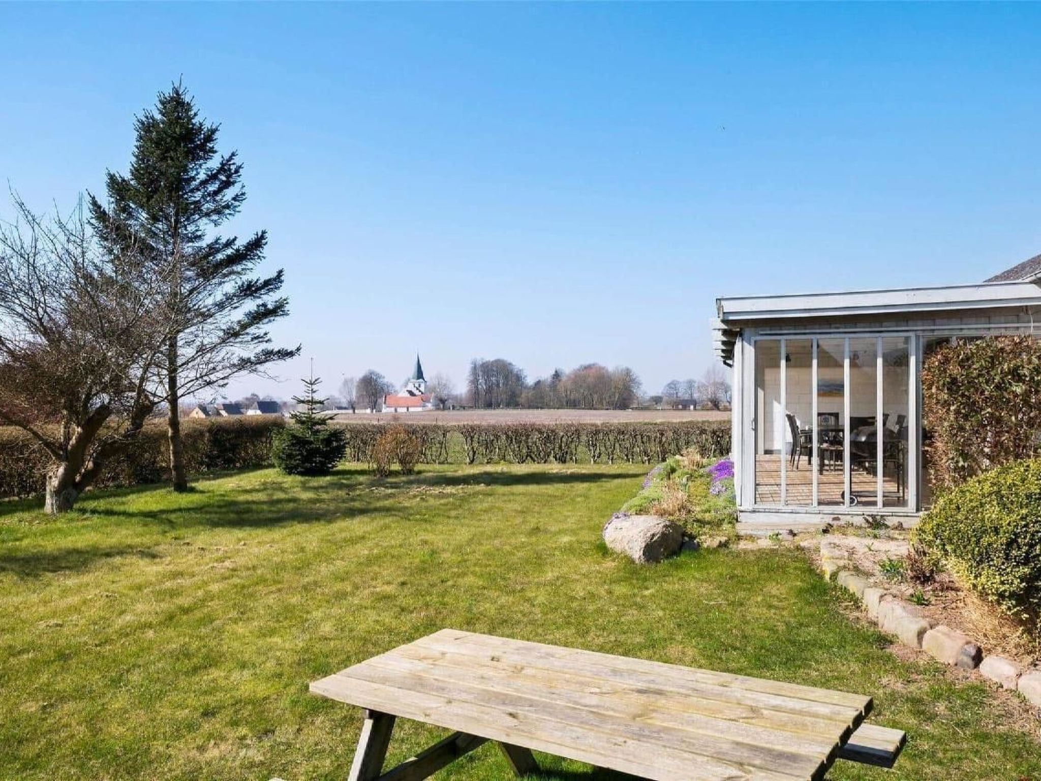 Schönes Ferienhaus mit Grill, Terrasse und Garten-Buiten