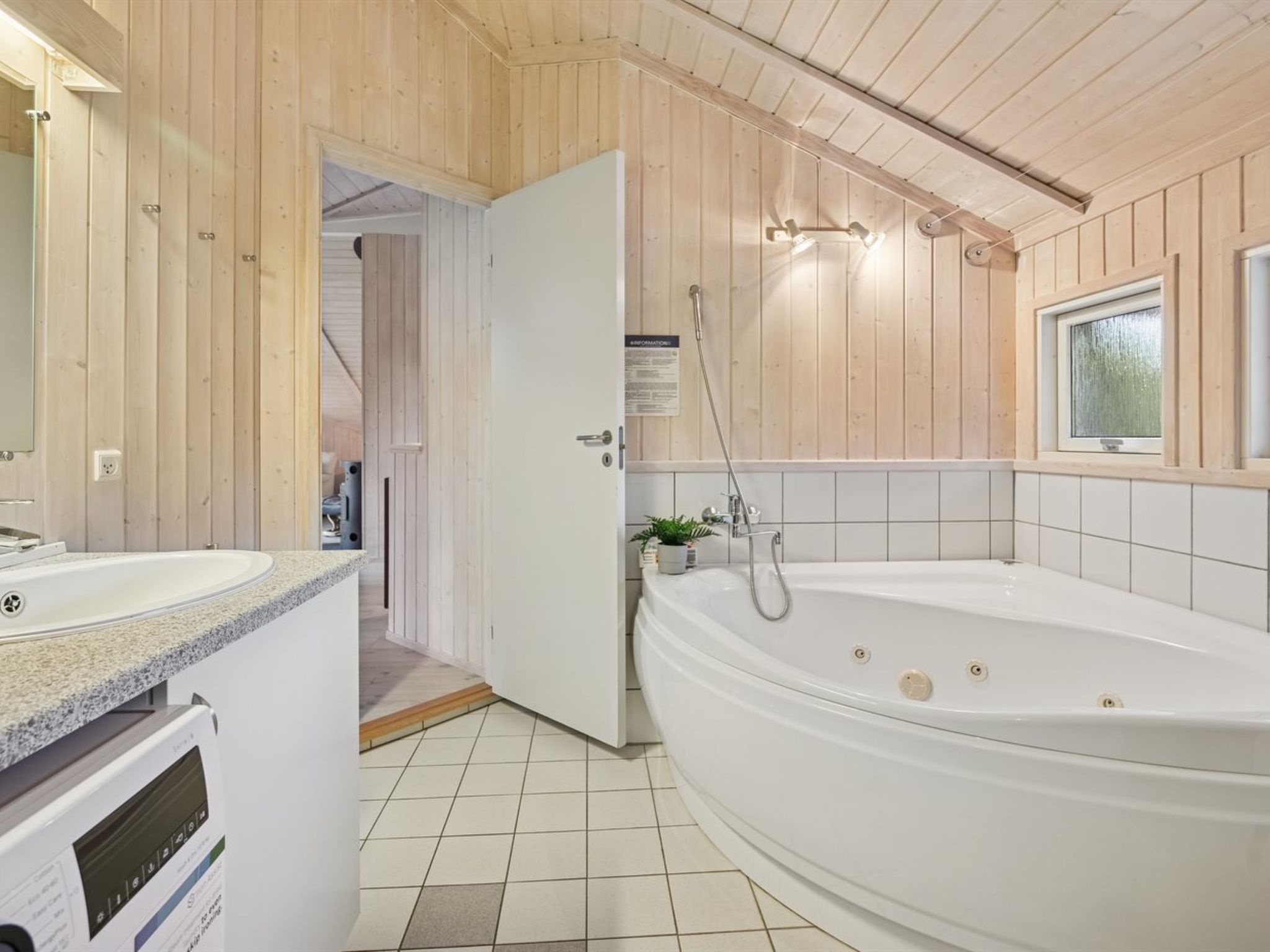 "Gyda" - 840m from the sea-Drinnen