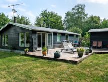 Ruime vakantiewoning op 1,5 km van de zee in Vejby met grote tuin - thumbnail 1