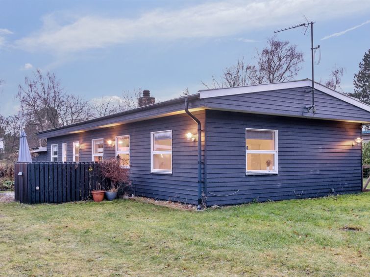 6-persoons vakantiehuis in Vejby met open haard op 1,2 km van zee in Vejby