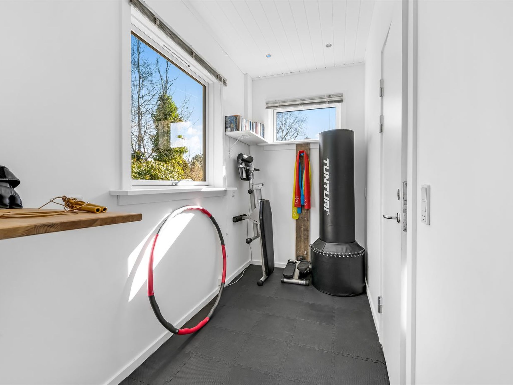 "Hughe" - 1.3km from the sea - Binnen