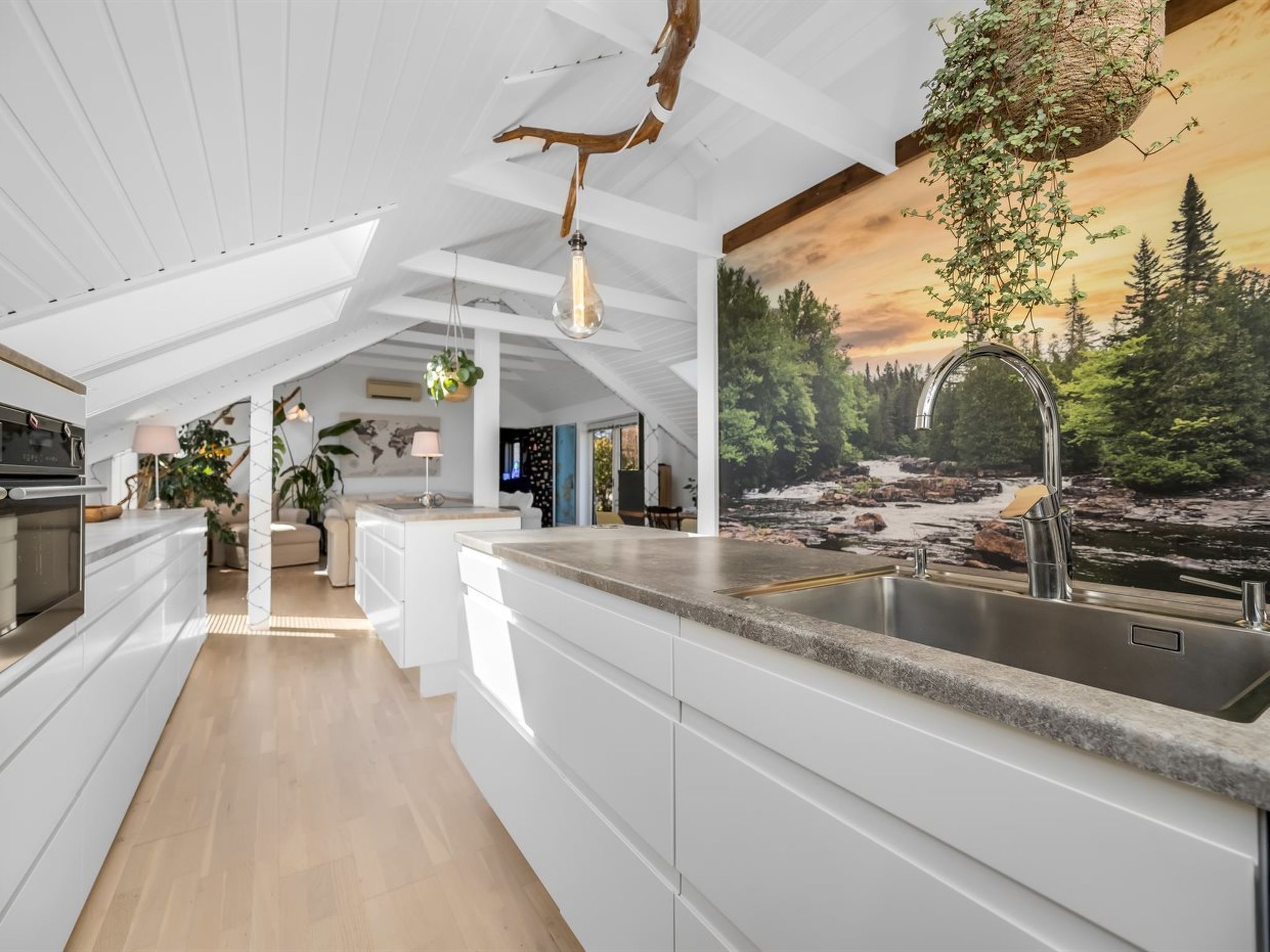 "Hughe" - 1.3km from the sea - Binnen