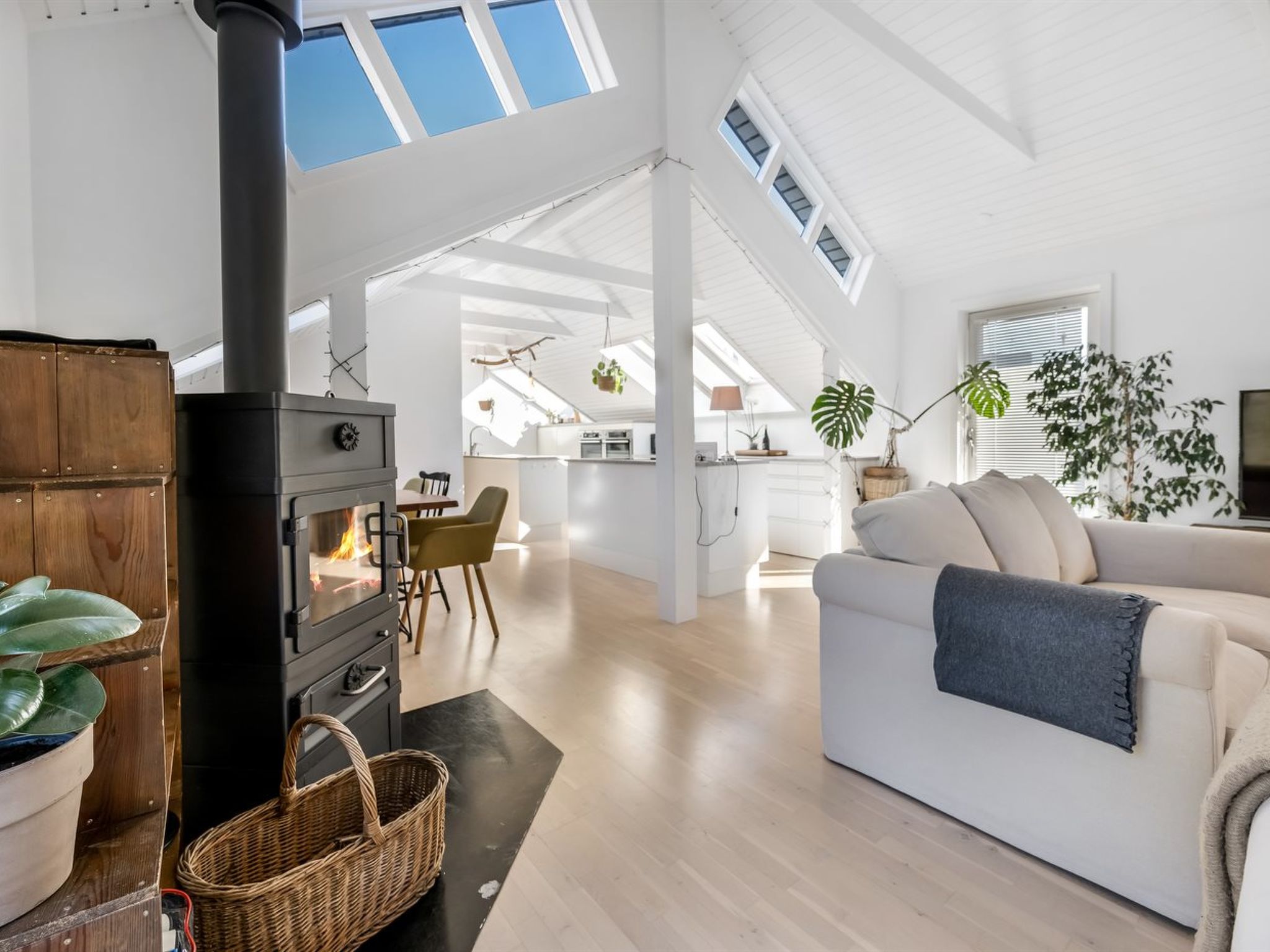 "Hughe" - 1.3km from the sea - Binnen