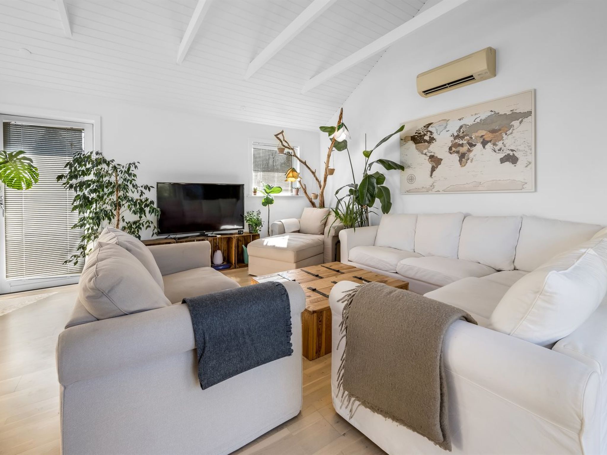 "Hughe" - 1.3km from the sea - Binnen