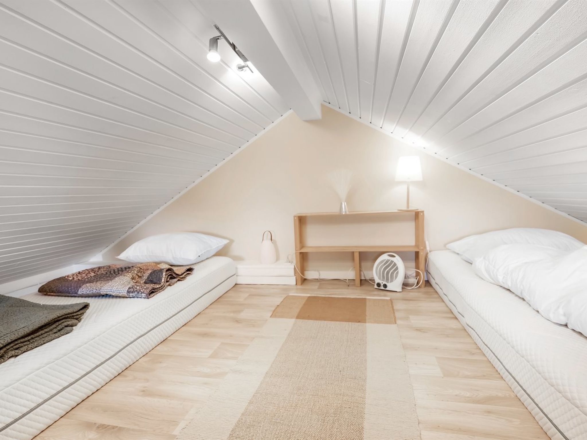 "Hughe" - 1.3km from the sea - Binnen