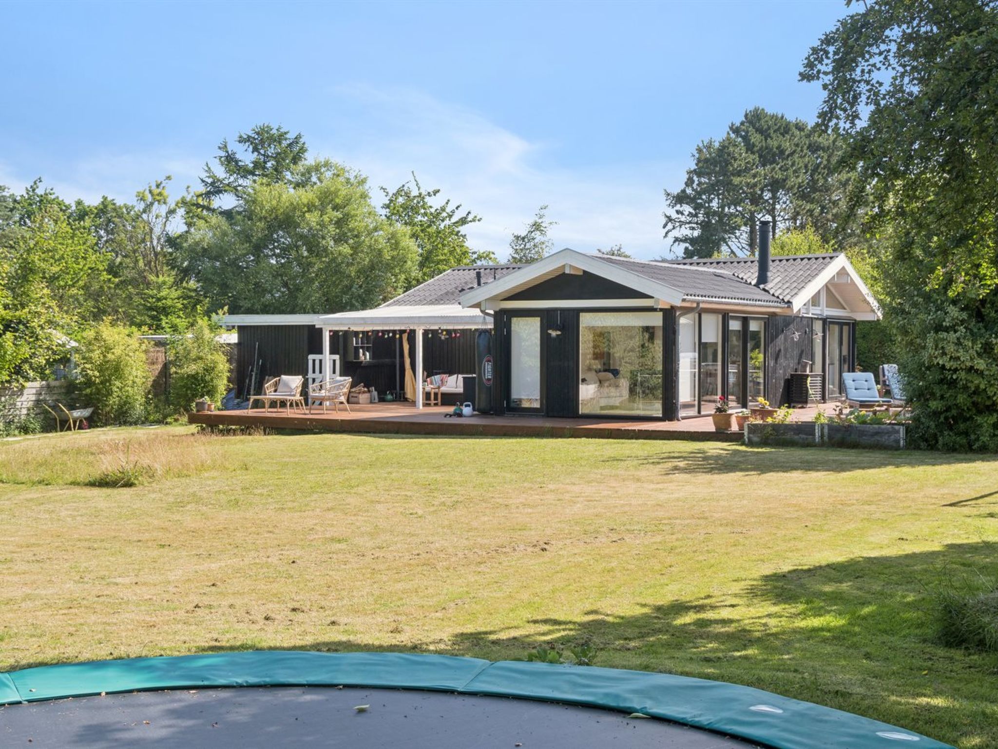 "Goodje" - 1.4km from the sea", huis 3-kamers 90 m2. Het objekt is geschikt voor 6 volwassenen. Woonkamer met TV. 1 kamer met 1 2-pers bed. 1 kamer met 1 2-pers bed. 1 kamer met 1 2-pers bed. Keuken (..