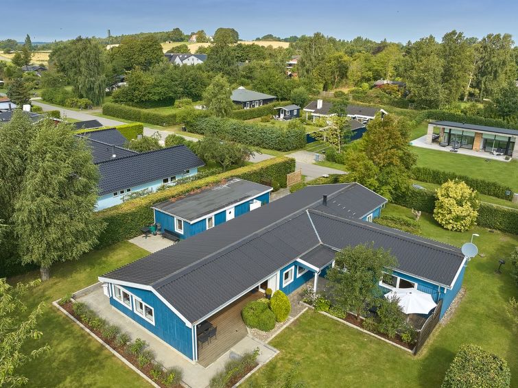 "Etly" - 900m from the sea", 3-Zimmer-Haus 140 m2. Objekt geeignet für 6 Erwachsene. Wohnzimmer mit TV und Radio. 1 Zimmer mit 1 Doppelbett. 1 Zimmer mit 1 Doppelbett. 1 Zimmer mit 2 Betten. Küche (..