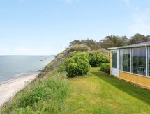 Orwik: Karakteristiek vakantiehuis met zeezicht, 30m van het strand in Hundested - thumbnail 1