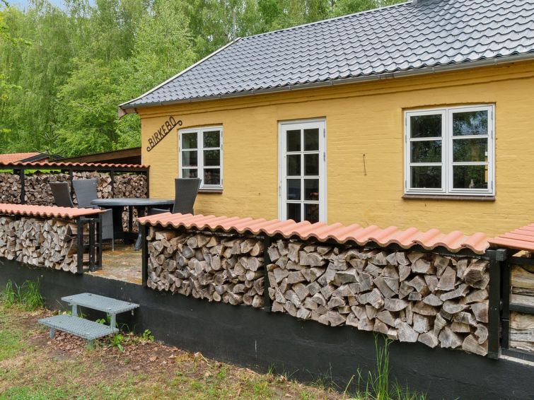 4-persoons vakantiehuis in Rønne met open haard en grote tuin in Rønne
