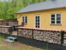 4-persoons vakantiehuis in Rønne met open haard en grote tuin - thumbnail 1