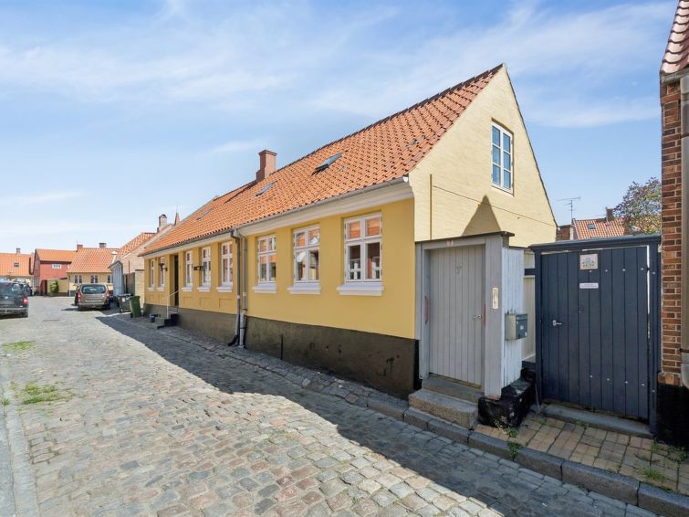 Op 400 m van zee: Sfeervol vakantiehuis Cedomir in Rønne in Rønne