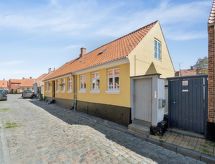 Historisch vakantiehuis 'Cedomir' op 400 meter van de Oostzee bij Rønne - thumbnail 1