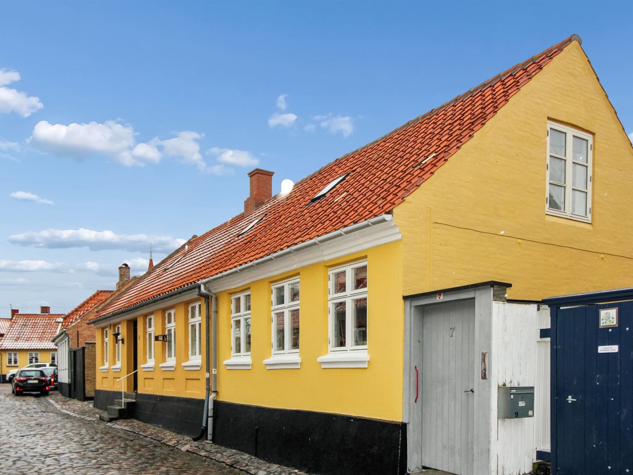 "Cedomir" - 400m from the sea", huis 3-kamers 71 m2. Het objekt is geschikt voor 6 volwassenen. Woonkamer met 1 2-pers divanbed, TV en radio. 1 kamer met 1 2-pers bed. 1 kamer met 2 bedden. Keuken (ov..