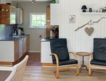 Vrijstaande woning op 800m van zee met grote tuin bij Aakirkeby - thumbnail 6