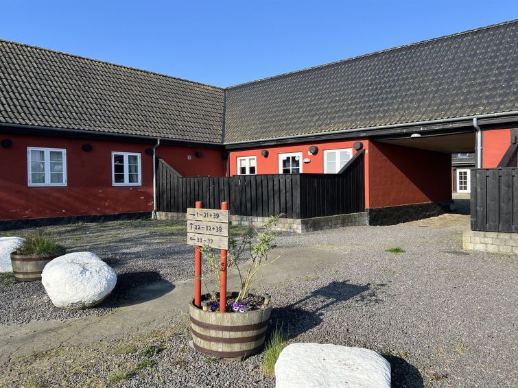 "Gisella" - 6km from the sea", appartement 1-kamer 49 m2. Het objekt is geschikt voor 4 volwassenen. Woonkamer met TV, radio, CD-speler en DVD. Open galerij, 1 kamer met 2 bedden en 2 slaapplaatsen. K..
