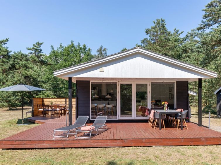 Gezellig vakantiehuis met open haard op 300m van zee in Aakirkeby in Aakirkeby