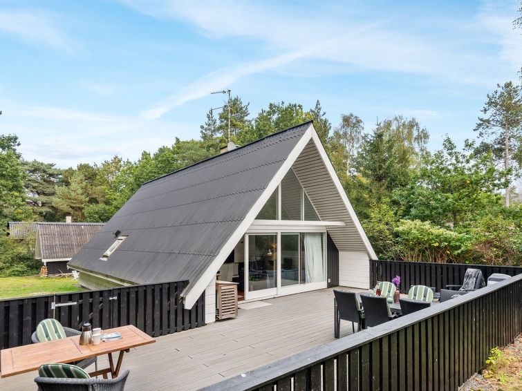"Lillesol" - 400m from the sea", huis 3-kamers 84 m2. Het objekt is geschikt voor 6 volwassenen + 1 kinderen. Woonkamer met 1 2-pers divanbed, open haard, TV, radio en CD-speler. 1 kamer met 1 2-pers ..