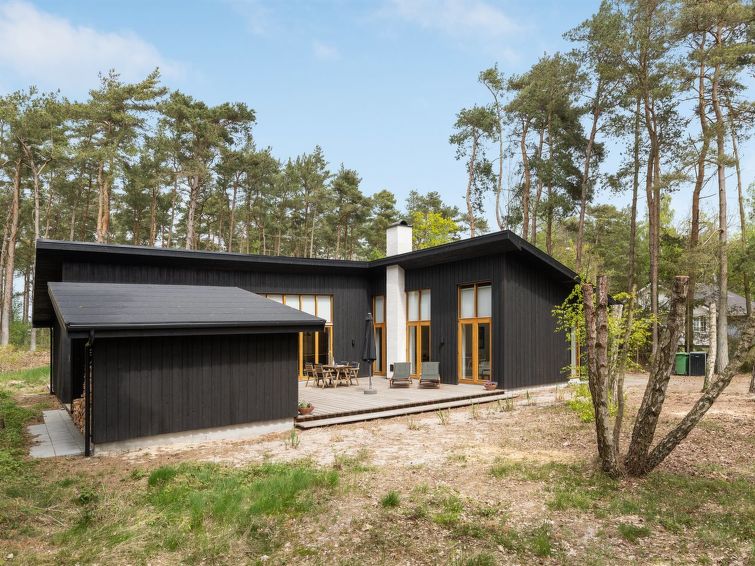 "Nuka" - 800m from the sea", 3-Zimmer-Haus 120 m2. Objekt geeignet für 6 Erwachsene. Wohnzimmer mit TV. 1 Zimmer mit 1 Doppelbett. 1 Zimmer mit 1 Doppelbett. 1 Zimmer mit 2 Betten. Küche (Backofen, ..