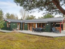 Vakantiehuis met open haard aan zee in Aakirkeby - thumbnail 1