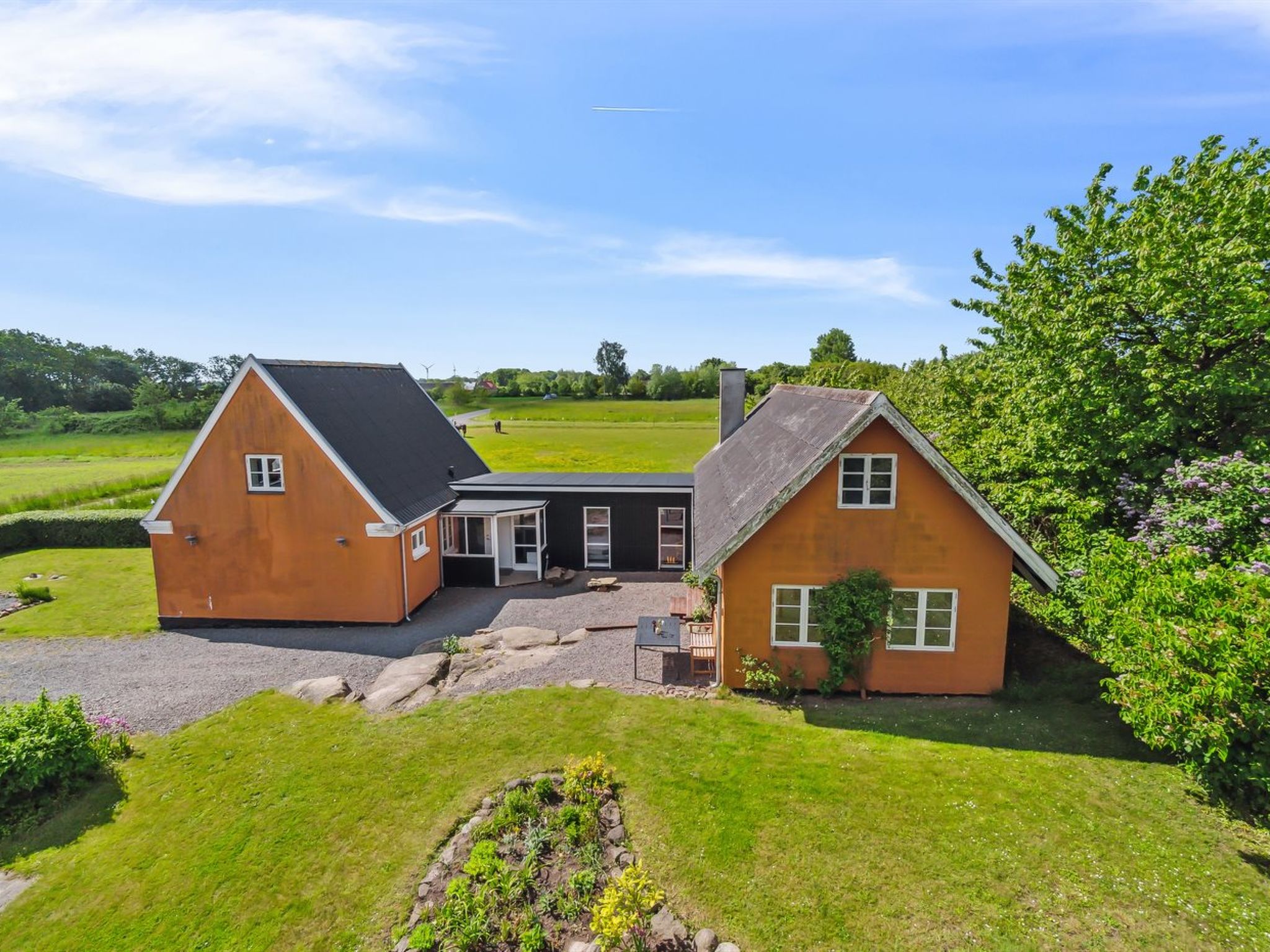 "Adrienne" - 6.4km from the sea
