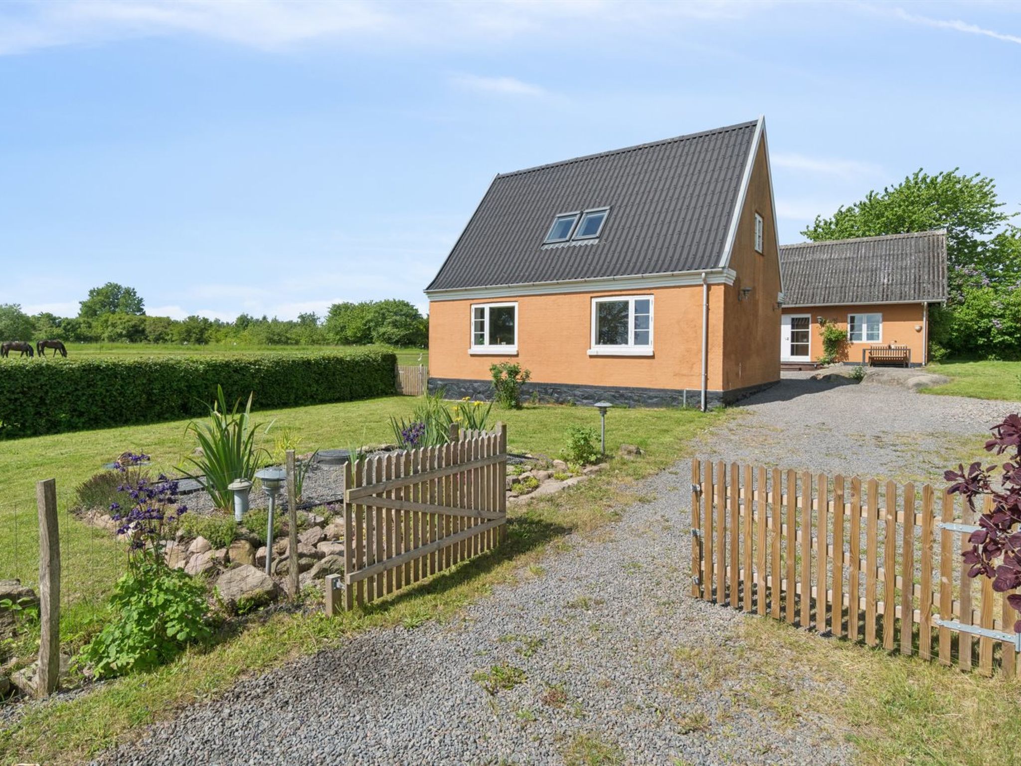 "Adrienne" - 6.4km from the sea-Outside