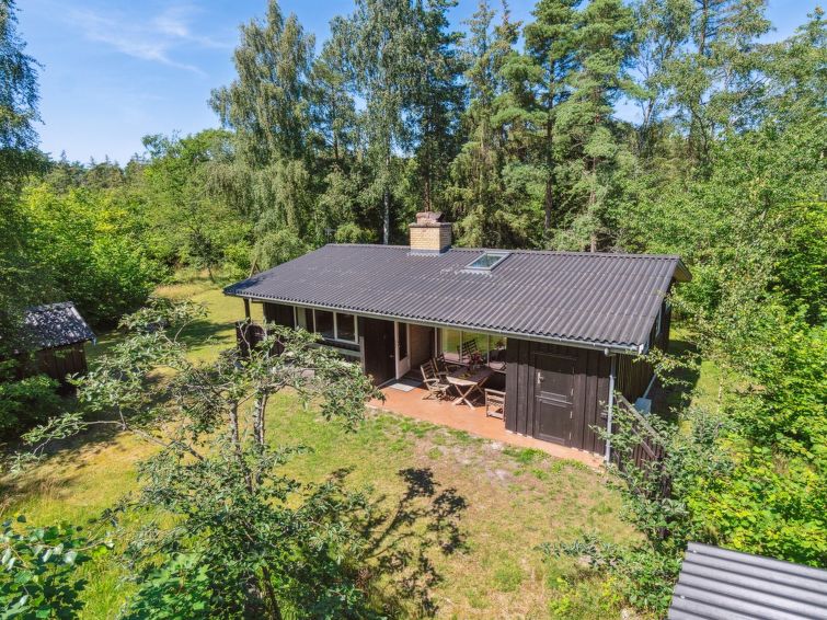 "Gullmaj" - 200m from the sea", huis 3-kamers 81 m2. Het objekt is geschikt voor 6 volwassenen. Woonkamer met TV en radio. 1 kamer met 1 2-pers bed. 1 kamer met 2 bedden. 1 kamer met 1 x 2 stapelbedde..