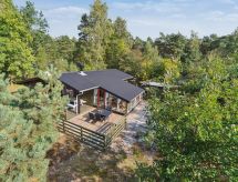 Vakantiehuis op 350 m van zee in Aakirkeby met open haard - thumbnail 1