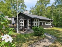 Op 700 m van zee: Sfeervol vakantiehuis in Aakirkeby - thumbnail 1