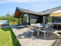Ruim vakantiehuis Kristiarn met whirlpool op 1.1 km van de Oostzee bij Aakirkeby - thumbnail 6