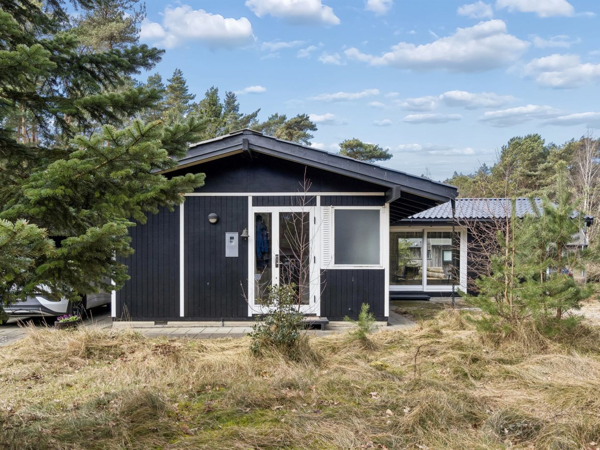 "Ahti" - 340m from the sea", huis 3-kamers 79 m2. Het objekt is geschikt voor 6 volwassenen. Woonkamer met TV. 1 kamer met 1 bed en 1 x 2 stapelbedden. 1 kamer met 1 2-pers bed. 1 kamer met 1 2-pers b..