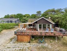 Vakantiehuis aan zee in Aakirkeby met zeezicht en open haard - thumbnail 1
